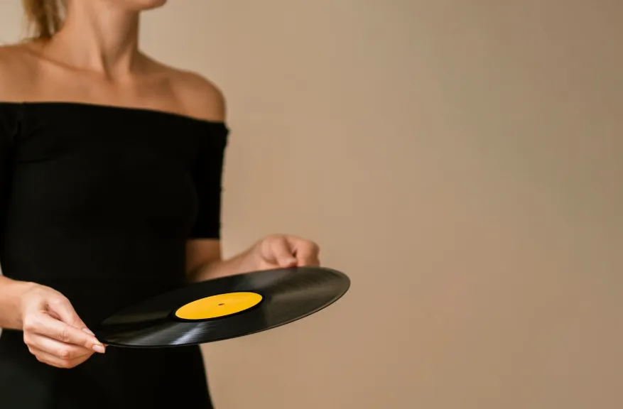 девушка с пластинкой девушка с пластинкой