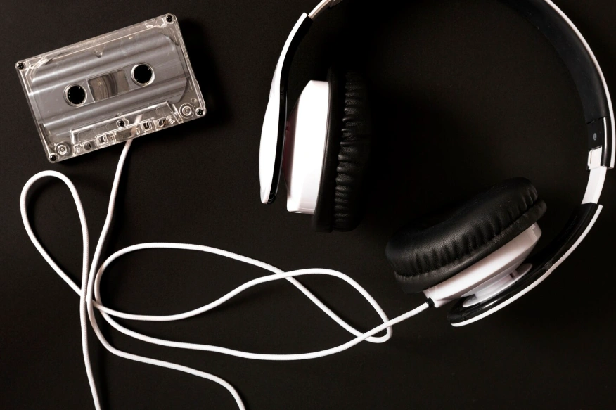 Наушники на столе Наушники на столе