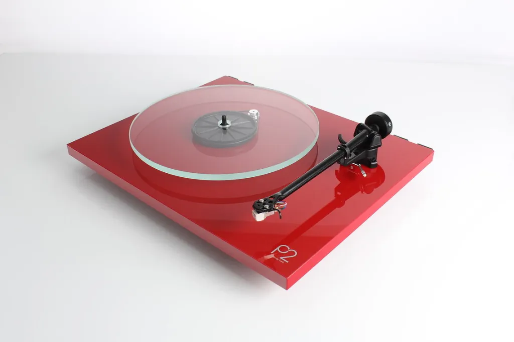 Rega Planar 2 Red общий вид Rega Planar 2 Red общий вид