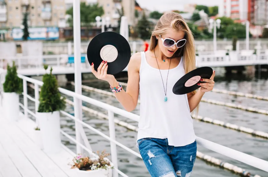 девушка с пластинками девушка с пластинками