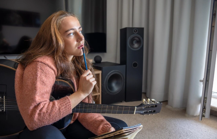 девушка играет на гитаре девушка играет на гитаре