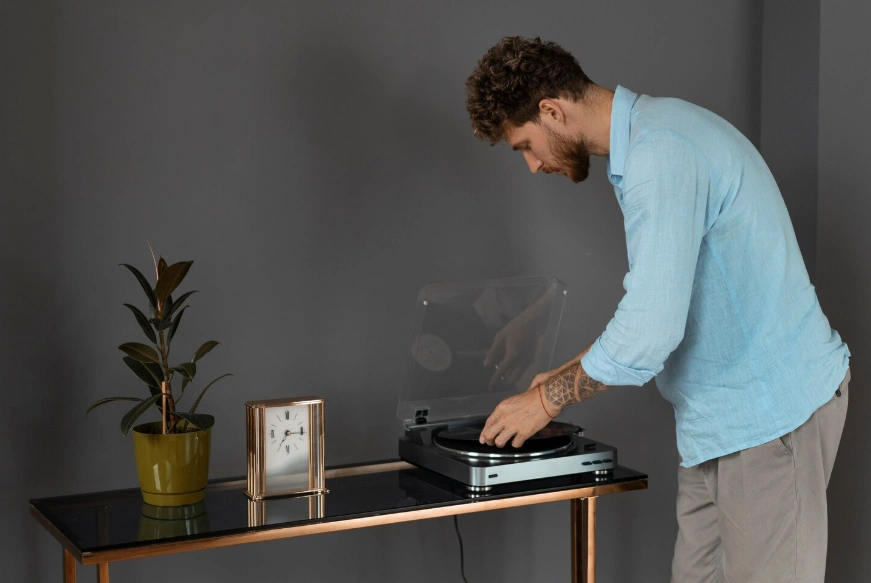 мужчина с проигрывателем мужчина с проигрывателем