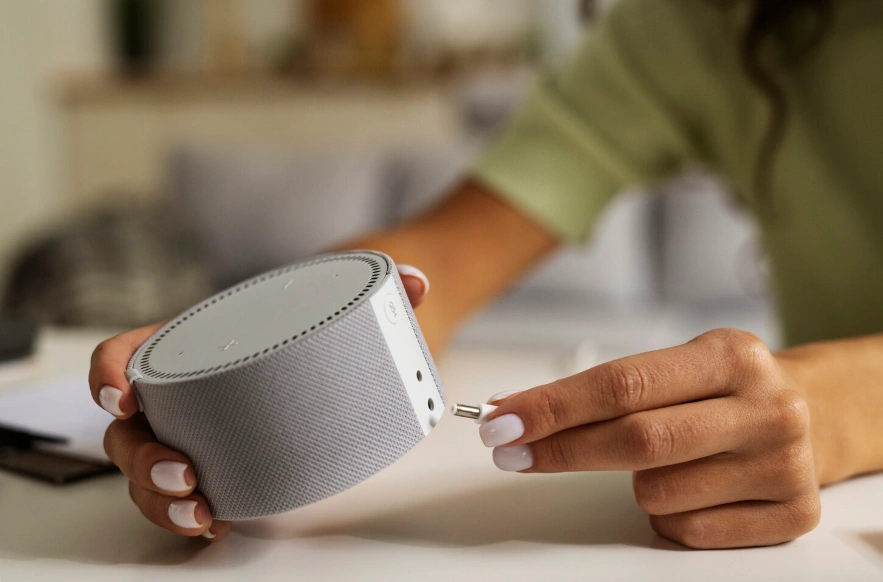 Колонка в руке девушки Колонка в руке девушки