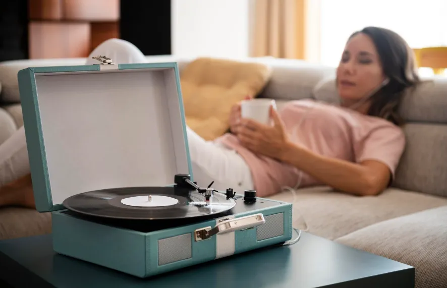 девушка слушает музыку