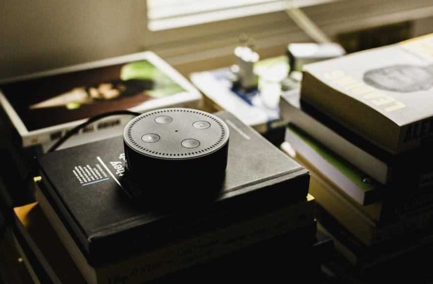 колонка на столе колонка на столе