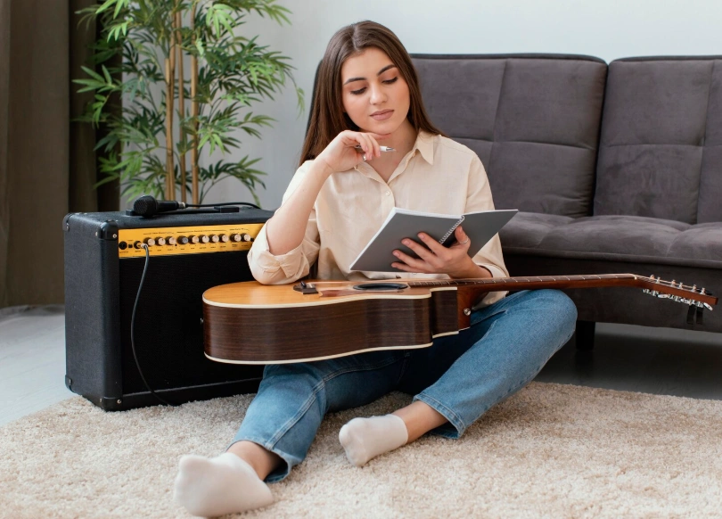 девушка с гитарой в руках девушка с гитарой в руках